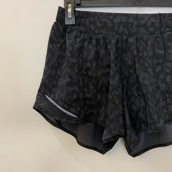 lululemon athletica Hotty Hot Shorts Women Size 6 - Picture 4 of 10